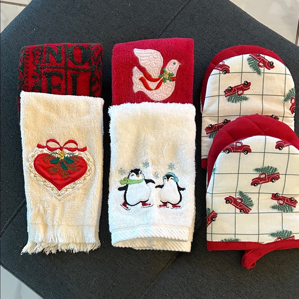 After Holiday SALE! Festive Christmas Holiday Guest/Tea Towel and Oven Mitt Set